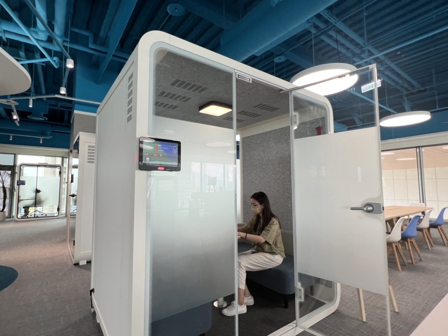 红桃国际高雄據點的智慧行動辦公艙，展現红桃国际在面板以外的研發應用軟實力